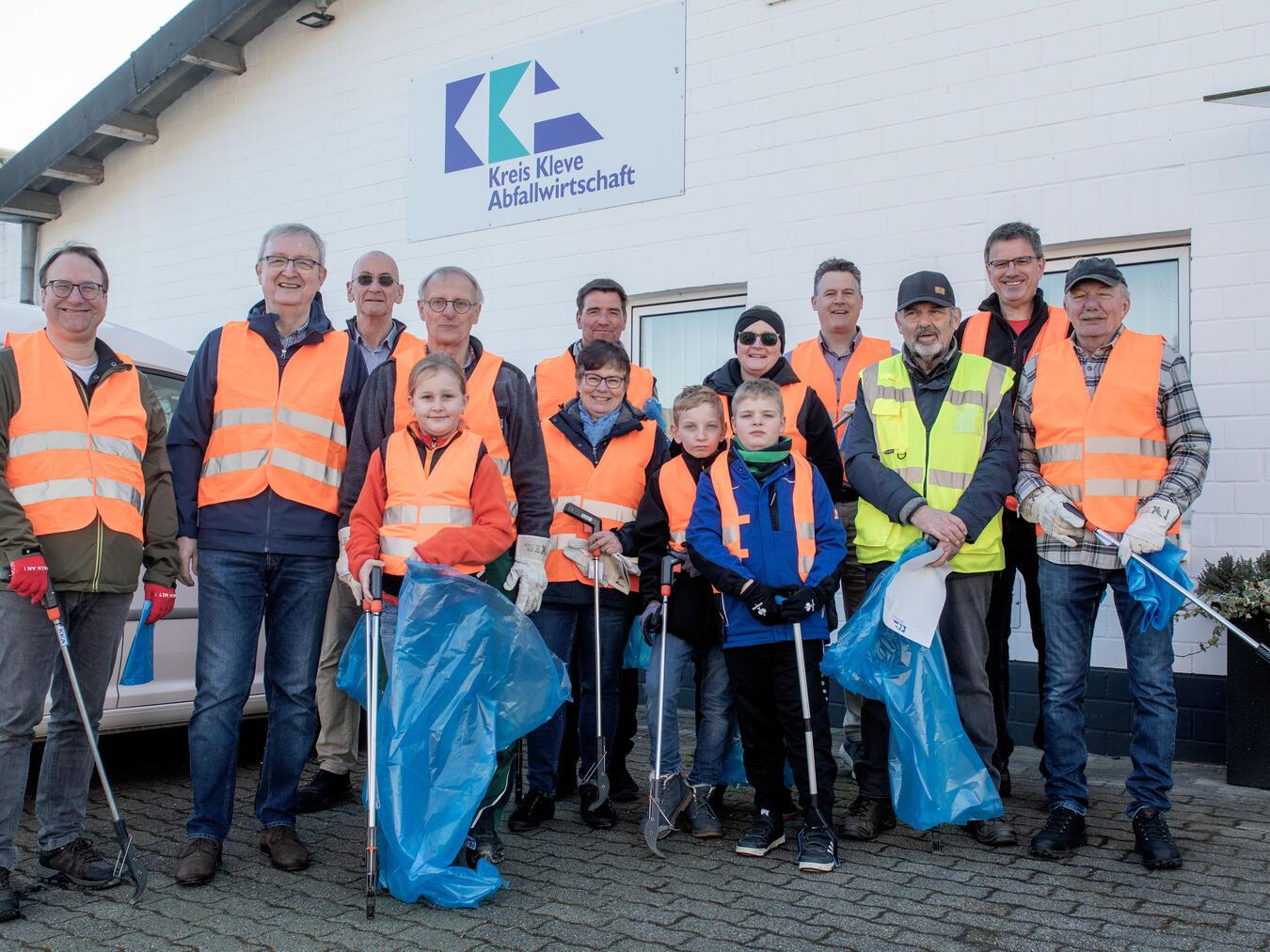 Am Wochenende gab der Aufsichtsrat der Kreis Kleve Abfallwirtschaft GmbH mit seiner eigenen Müllsammelaktion den Startschuss für den Frühjahrsputz im Kreis Kleve. NN-Fotos: Gerhard Seybert