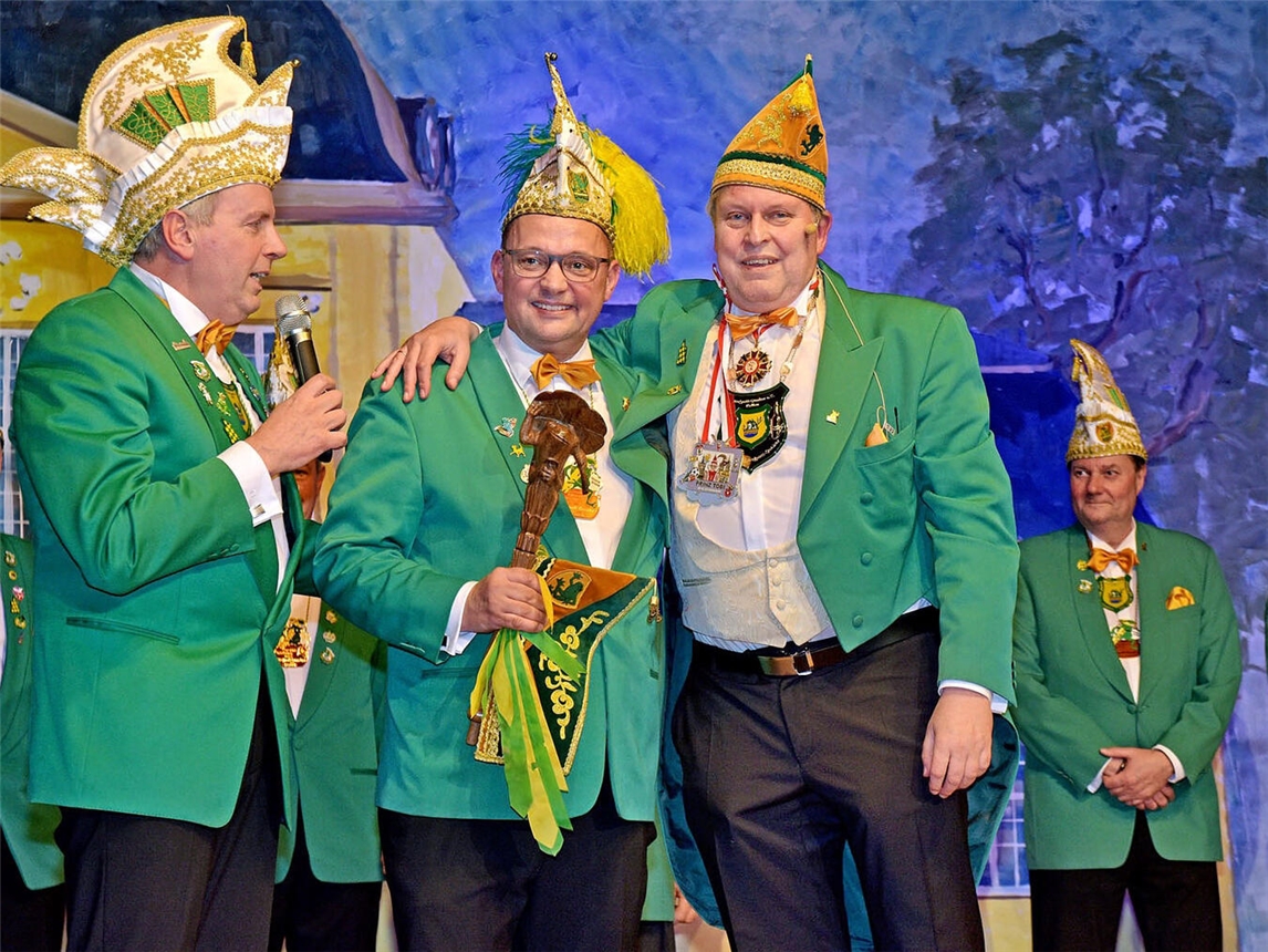 Amtsübergabe (v.l.): Vorsitzender Volker Risch mit dem neuen Präsidenten Mario Coumans und dem scheidenden Präsidenten Helmut Vehreschild. NN-Foto: Rüdiger Dehnen