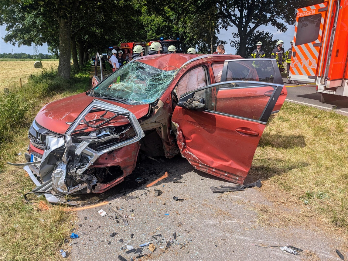 "Zwei beschädigte Pkw nach Unfall, erheblicher Sachschaden, Feuerwehr Bedburg-Hau vor Ort"