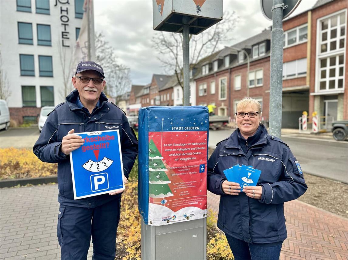 An den Adventssamstagen ist das Parken in der Innenstadt wieder kostenfrei, informieren Jessica Fronz und Karl-Heinz Tenhaef vom Team Verkehrsangelegenheiten der Stadt Geldern.Foto: Stadt Geldern/Terhorst