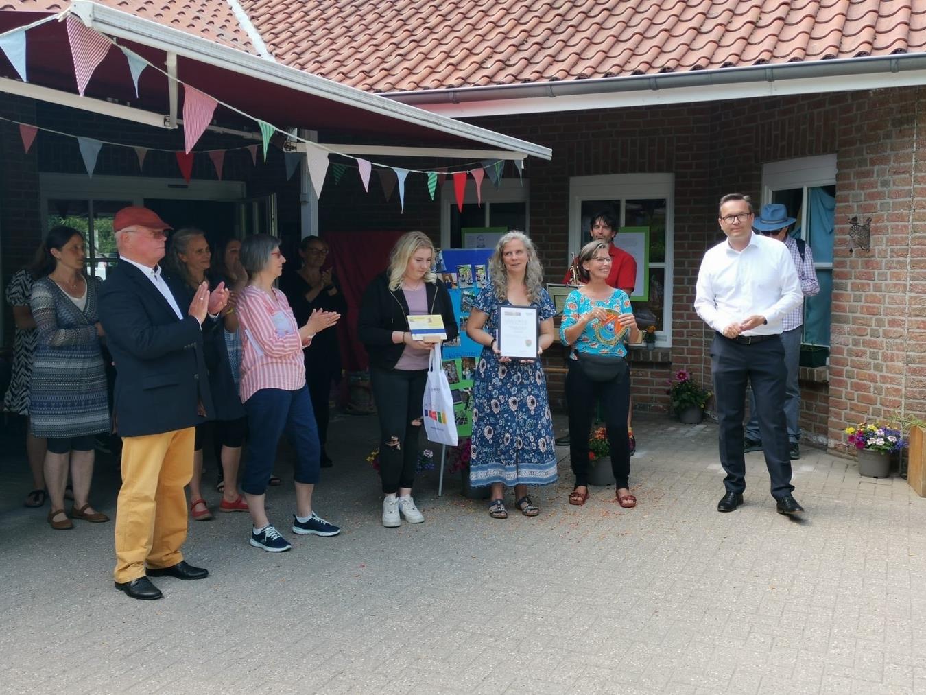 An den Start gegangen ist der Kneipp-Bereich mit einer feierlichen Eröffnung in Anwesenheit von Udo Spelleken vom Kneipp-Verein Gelderland, Walli Stock vom Kneipp-Bund NRW, Erzieherin Janine Bünning, Kita-Leitung Marion Stuckmann, Erzieherin Doris Geilen und Bürgermeister Sven Kaiser.Foto: privat