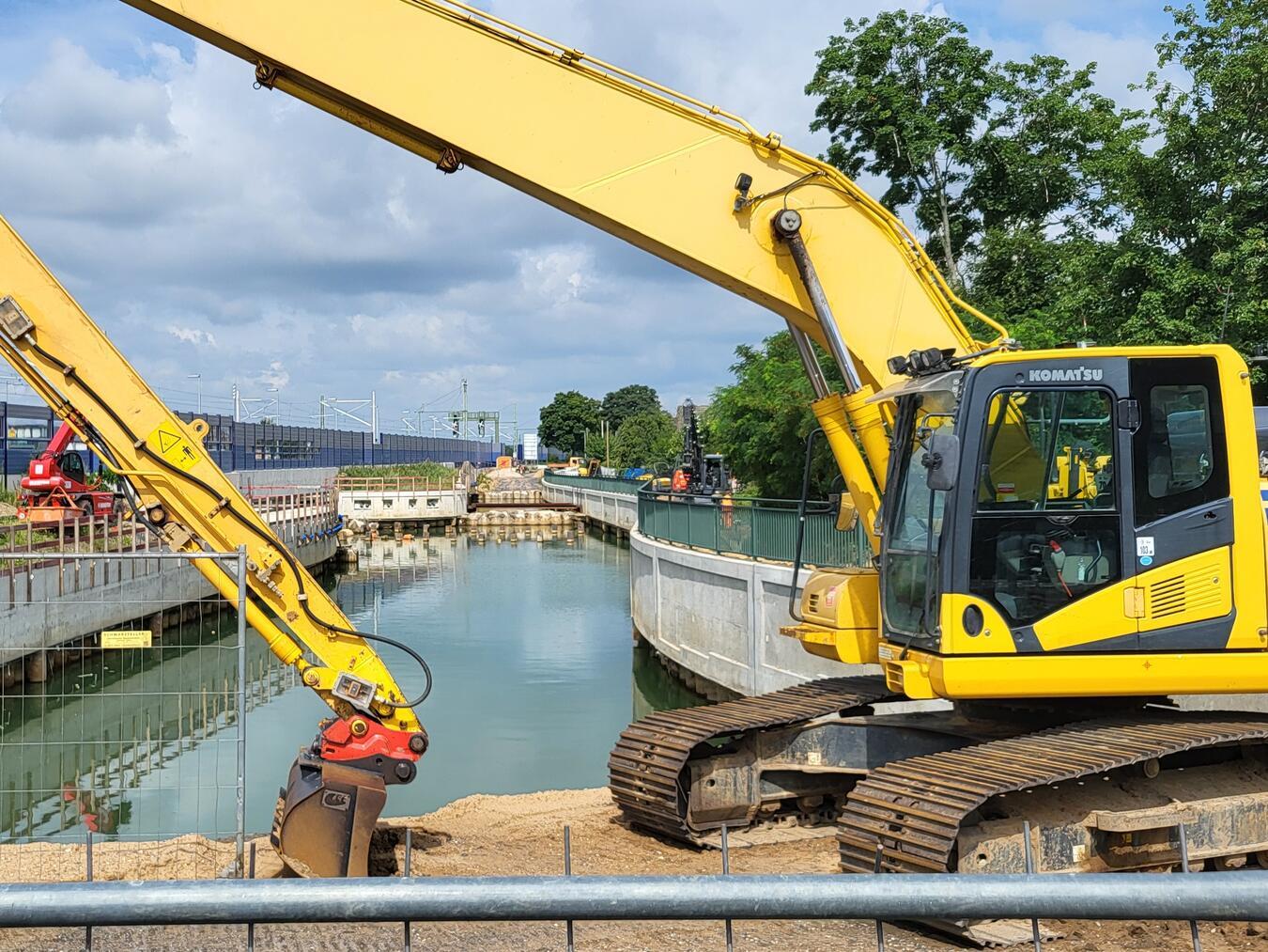 An der Eisenbahnüberführung an der Bahnhofstraße in Haldern wird unter Wasser gearbeitet. NN-Foto: Michael Bühs