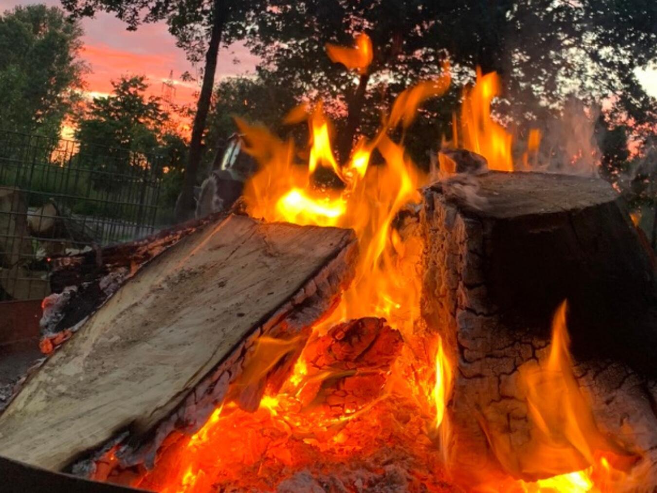 An der Feuerschale verbindet man sich mit der Energie des Feuers.Foto: TIK Theater Emmerich