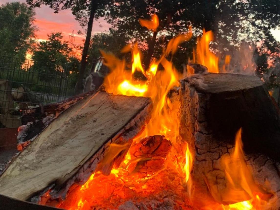 An der Feuerschale verbindet man sich mit der Energie des Feuers.Foto: TIK Theater Emmerich
