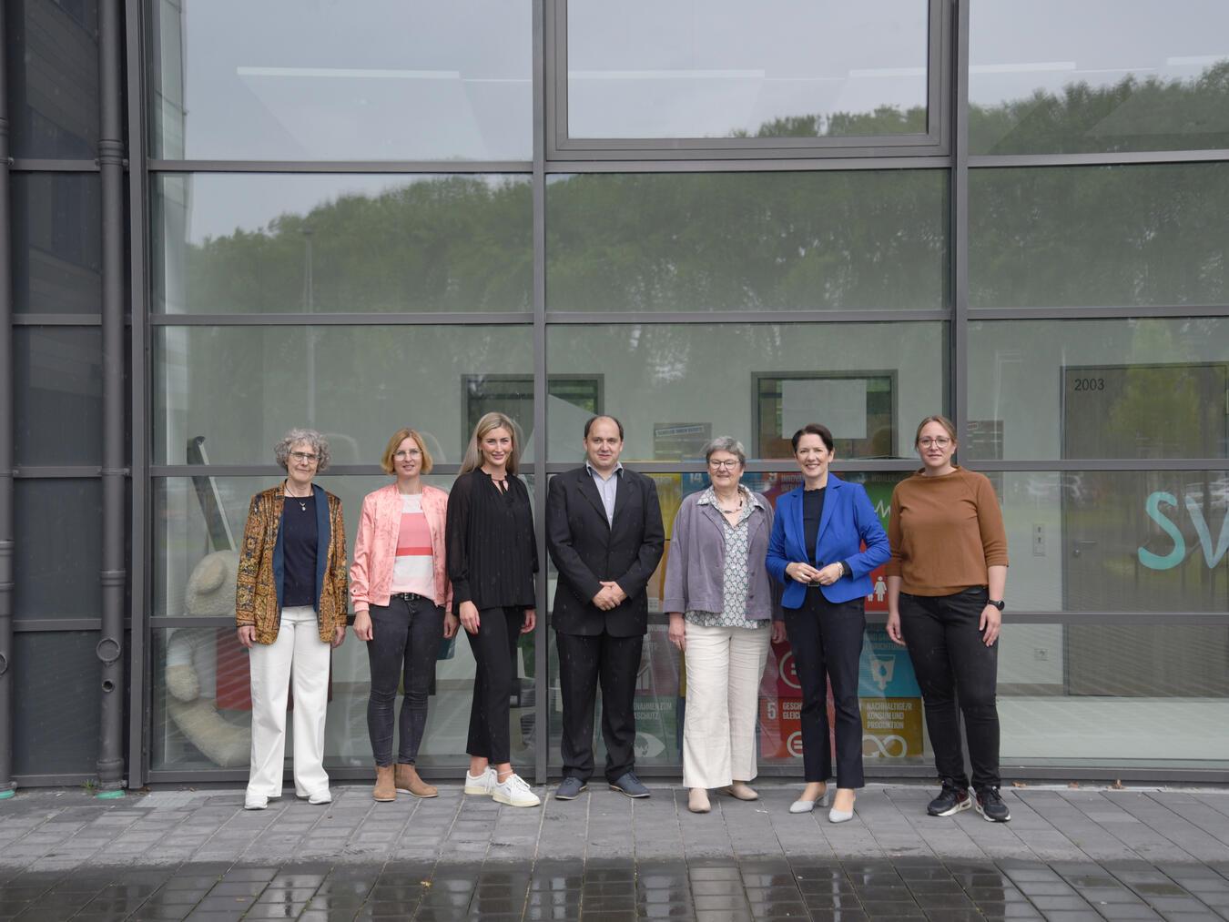An der Gesamtschule am Forstgarten fand zum ersten Mal die Schülerakademie Finanzkompetenz dabei. Zur Premiere war NRW-Verbraucherministerin Silke Gorißen (2.v.r.) zu Besuch. Für die Caritas Kleve betreut Schuldnerberaterin Jasmin Peil (r.) das Programm. Foto: Caritas