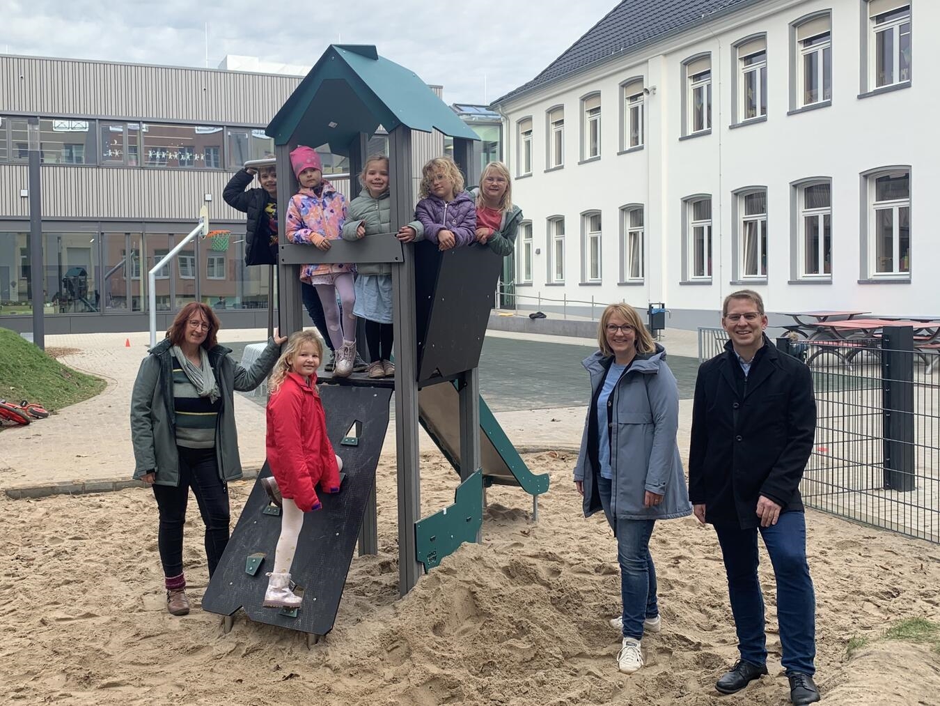 An der Michaelschule in Geldern wurde dank der Förderung ein neuer Rutschenturm installiert. Schüler:innen hatten im Kinderparlament den Bedarf für ein solches Spielgerät geäußert und die Dringlichkeit betont. Nach der jetzt abgeschlossenen Sanierung der Schule soll der Spielbereich durch seine freie Zugänglichkeit ein belebter Treffpunkt für die Nachbarschaft werden.Fotos: LeiLa