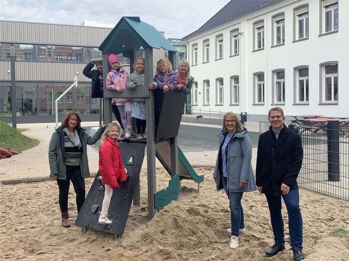 An der Michaelschule in Geldern wurde dank der Förderung ein neuer Rutschenturm installiert. Schüler:innen hatten im Kinderparlament den Bedarf für ein solches Spielgerät geäußert und die Dringlichkeit betont. Nach der jetzt abgeschlossenen Sanierung der Schule soll der Spielbereich durch seine freie Zugänglichkeit ein belebter Treffpunkt für die Nachbarschaft werden.Fotos: LeiLa