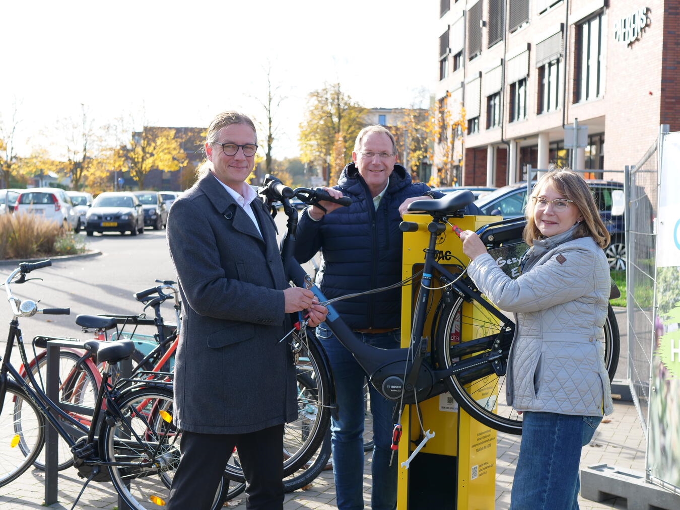 An der neuen ADAC-Radservice-Station: (v.l.) Bürgermeister Dr. Dominik Pichler, Wolfgang Toonen (Betriebsleiter Stadtwerke) und Andrea Schmitz (Vorsitzende ADAC Nordrhein). Foto: ADAC Nordrhein
