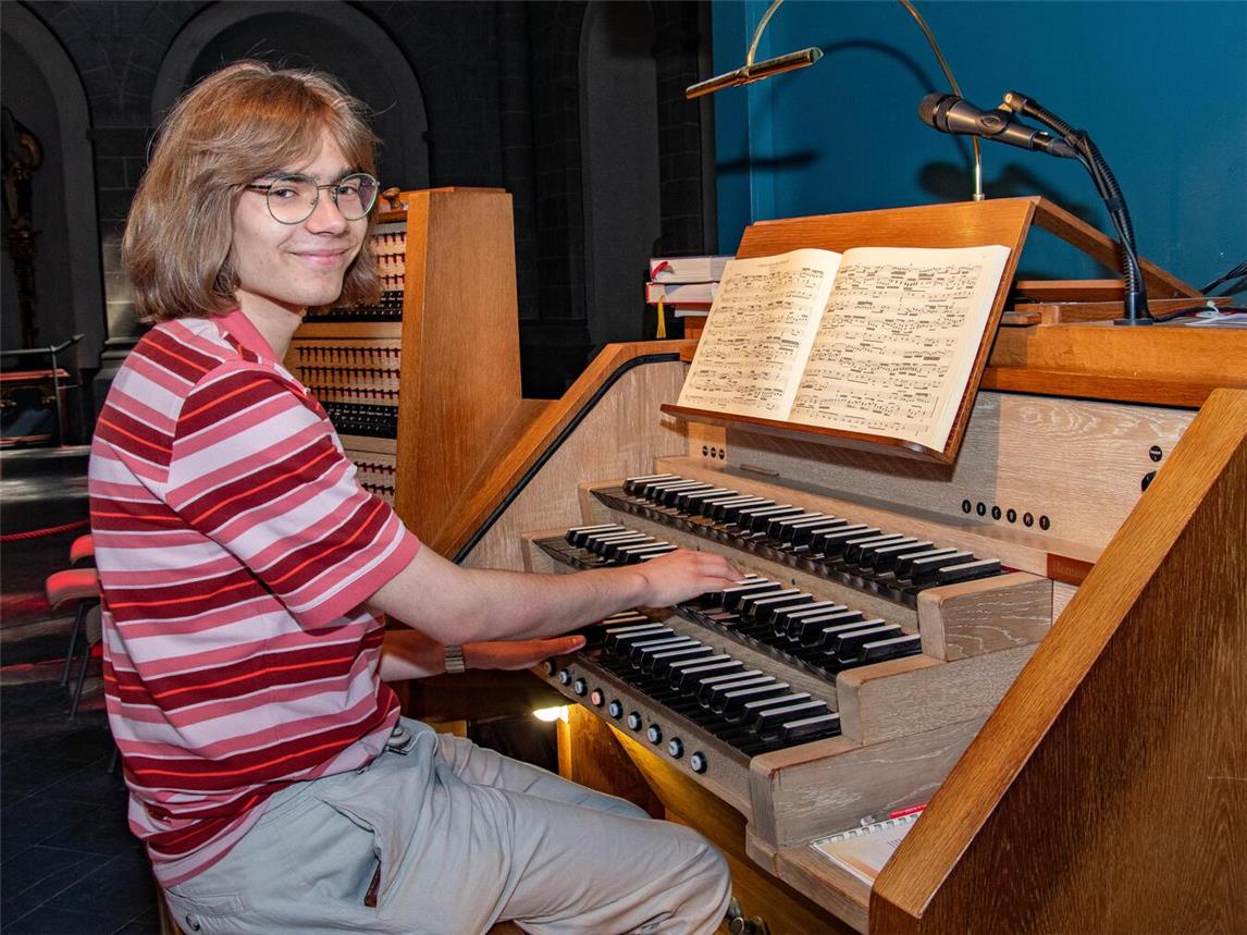 An der Orgel im Xantener Dom absolviert Paul Nagelschmitz den Orgelunterricht im Rahmen des C-Kurses. Foto: Bischöfliche Pressestelle / Christian Breuer