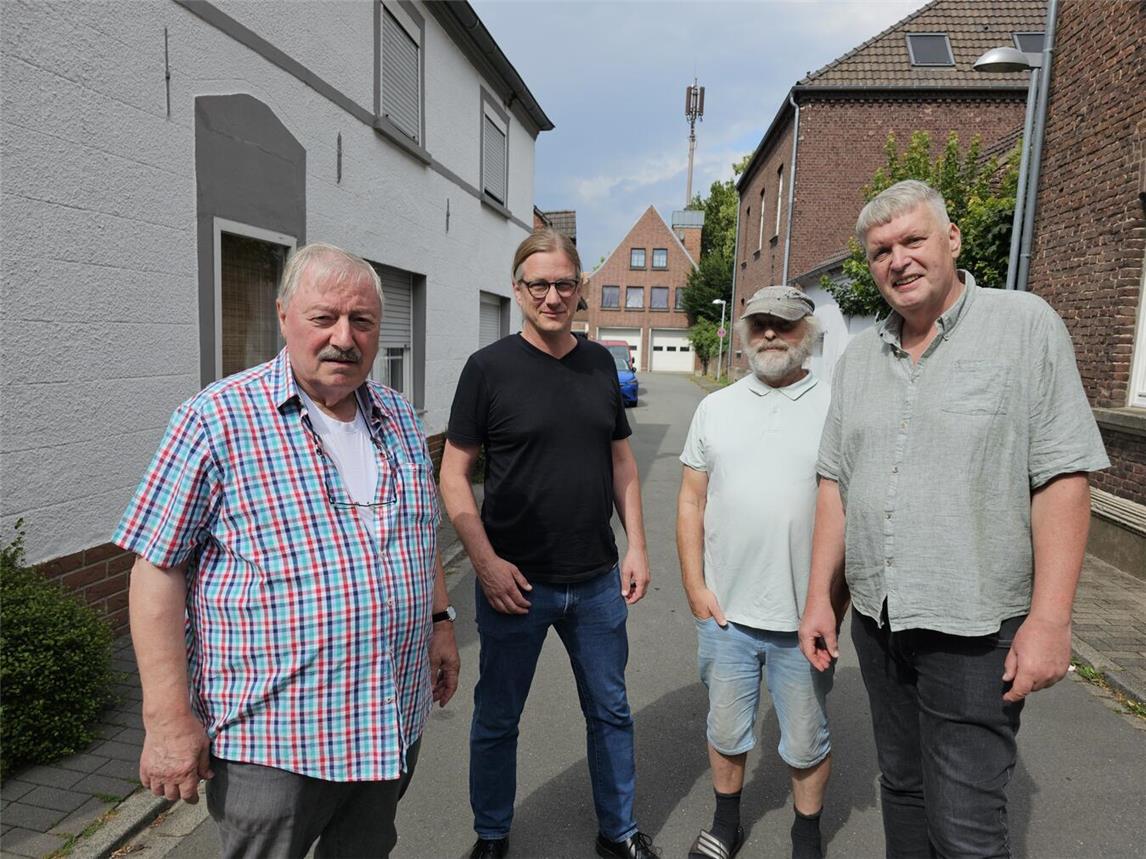 An der Pastoratsstraße in Kervenheim startete die Ortsbegehung: (v.l.) Ernst Umbach, Dr. Dominik Pichler, Claus van Cuyck und Rainer Kürvers. NN-Foto: Thomas Langer