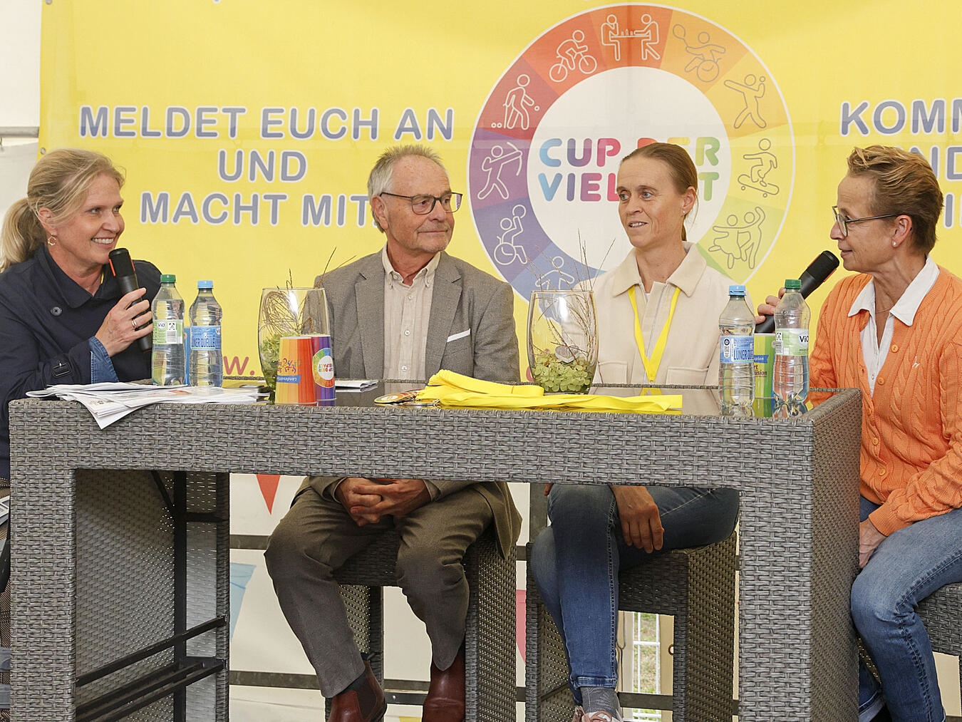 "Regine Mispelkamp und Isabell Werth bei Podiumsdiskussion über Pferdesport"