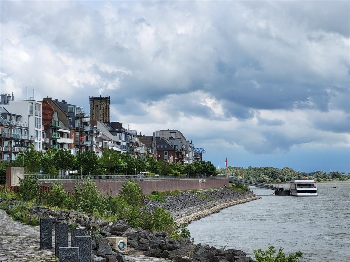 SPD-Frühstück am 1. Mai an der Emmericher Rheinpromenade, Menschen in Gespräch; Foto von Michael Bühs.