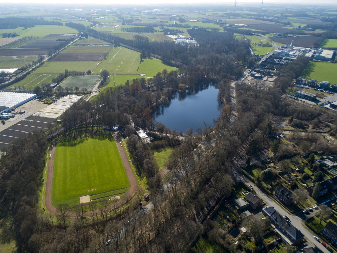 Kunstrasenplatz erhält neuen Belag Leichtathletik-Anlage am Holländer See mit neuen Kunstrasen; Sanierung und Modernisierung der Sportanlage im Gange.