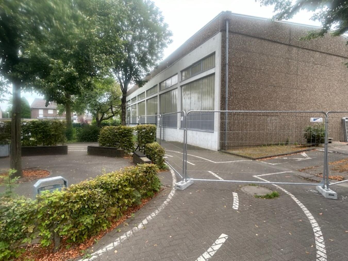 An der Sporthalle II wurden Absperrungen eingerichtet. Foto: Stadt Straelen