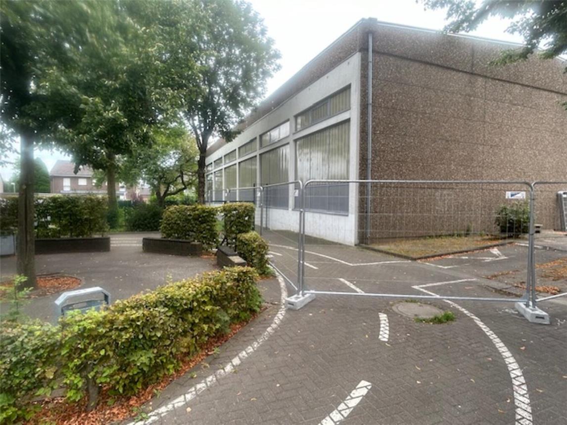 An der Sporthalle II wurden Absperrungen eingerichtet. Foto: Stadt Straelen