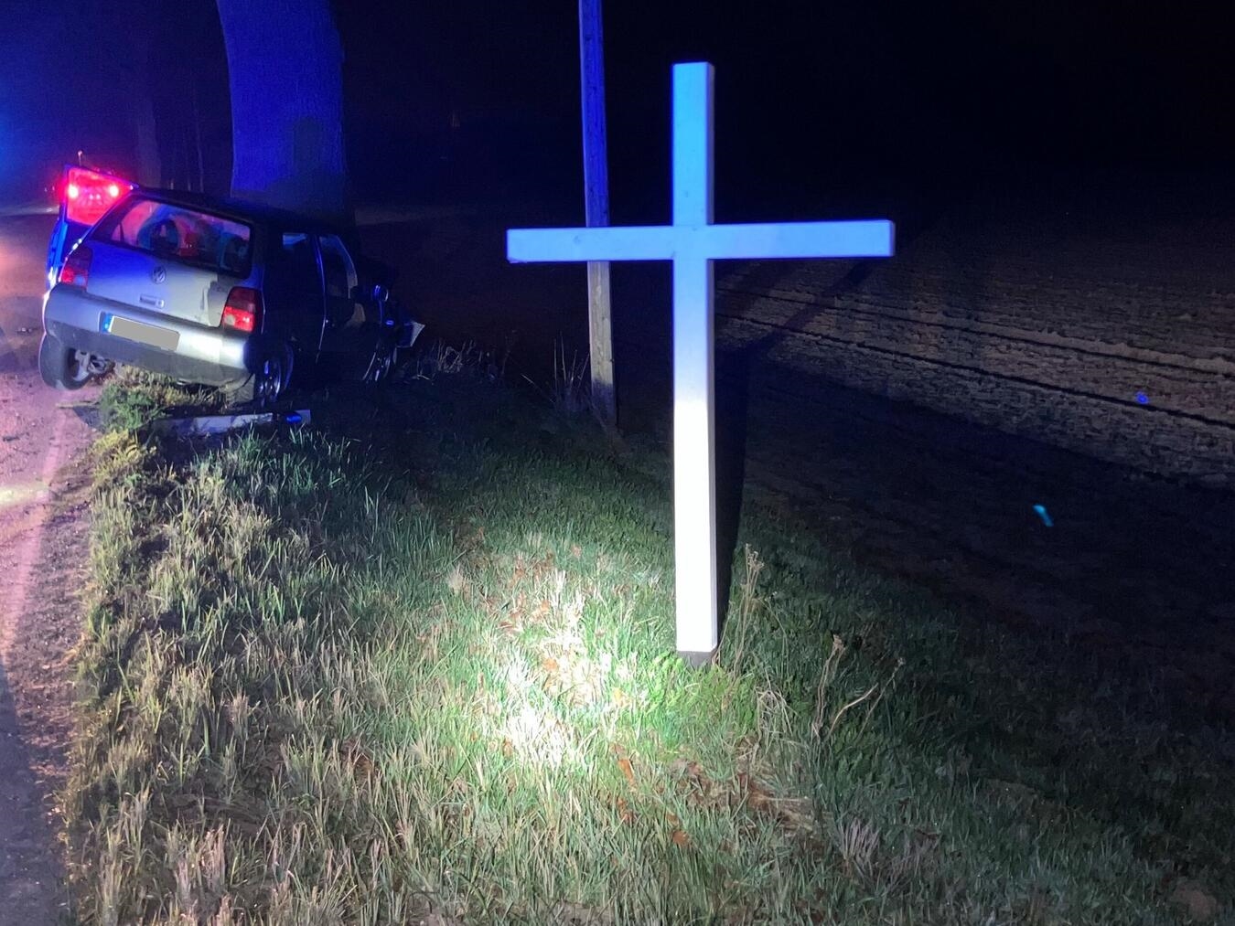 An der Unfallstelle war 2024 eine Autofahrerin ums Leben gekommen, daran erinnert das „Weiße Kreuz“. Foto: Polizei