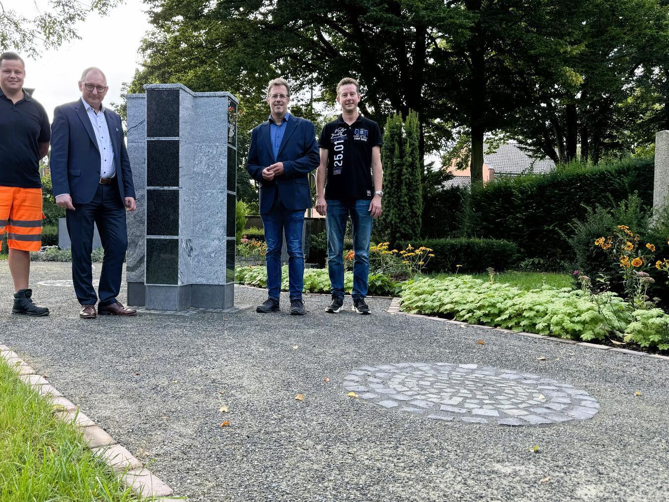 An der Urnen-Stele am Friedhof am Westring in Rees: (v. l.) Roman Thiel (Bauhof Rees), Bürgermeister Sebastian Hense, Frank Postulart (Fachbereichsleiter öffentliche Ordnung), und Björn Jansen (öffentliche Ordnung). Foto: Stadt Rees