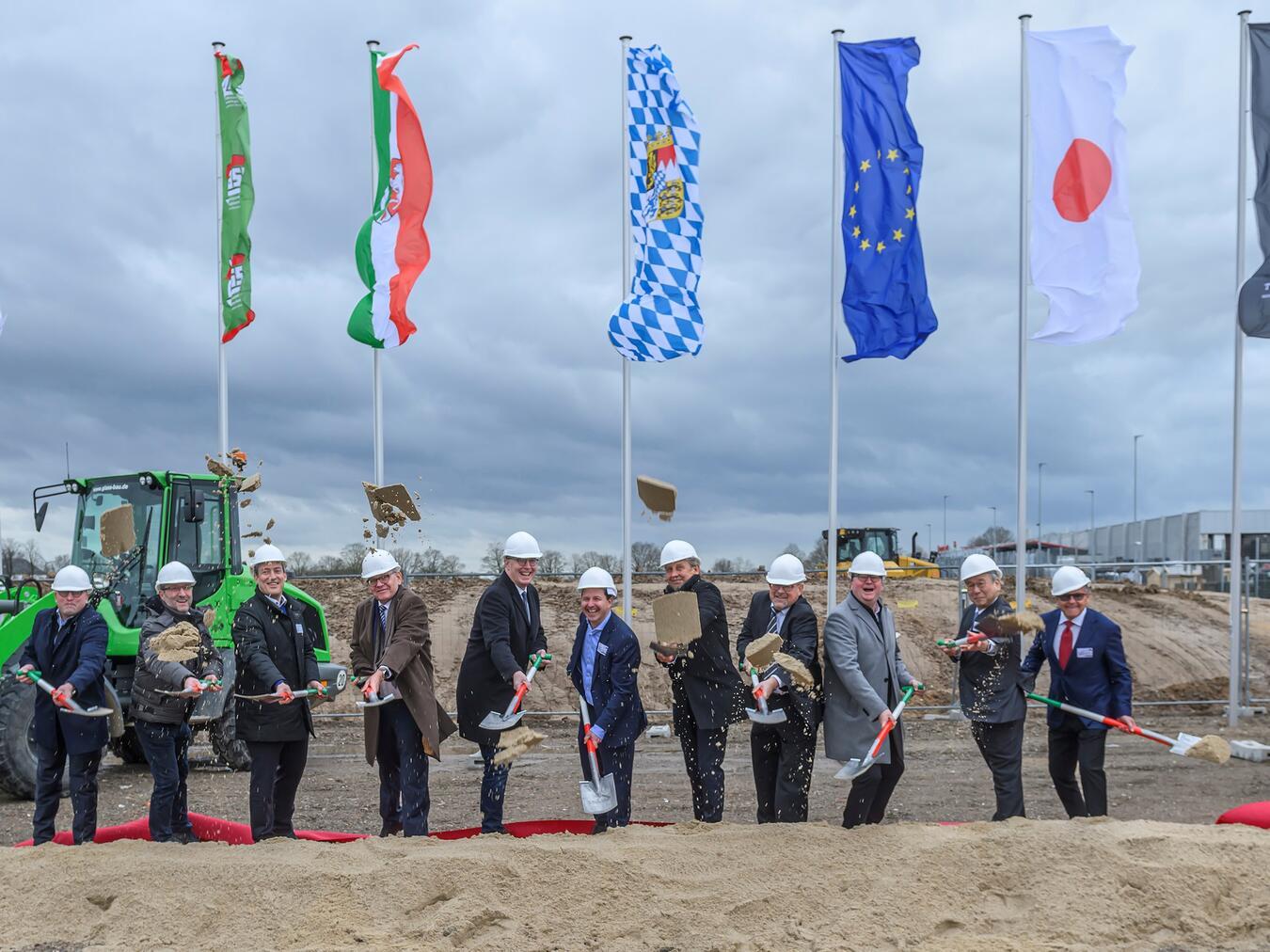 An die Spaten, fertig, los, v. l.: Georg Stadler, Dieter Ströhmann, Peter Baur, Ulrich Knickrehm, Christoph Gerwers, Philipp Kosloh, Klaus Wieblishauser, Georg Feltes, Georg Koenen, Hirofumi Hori, Kyle Baker. Foto: Tricor