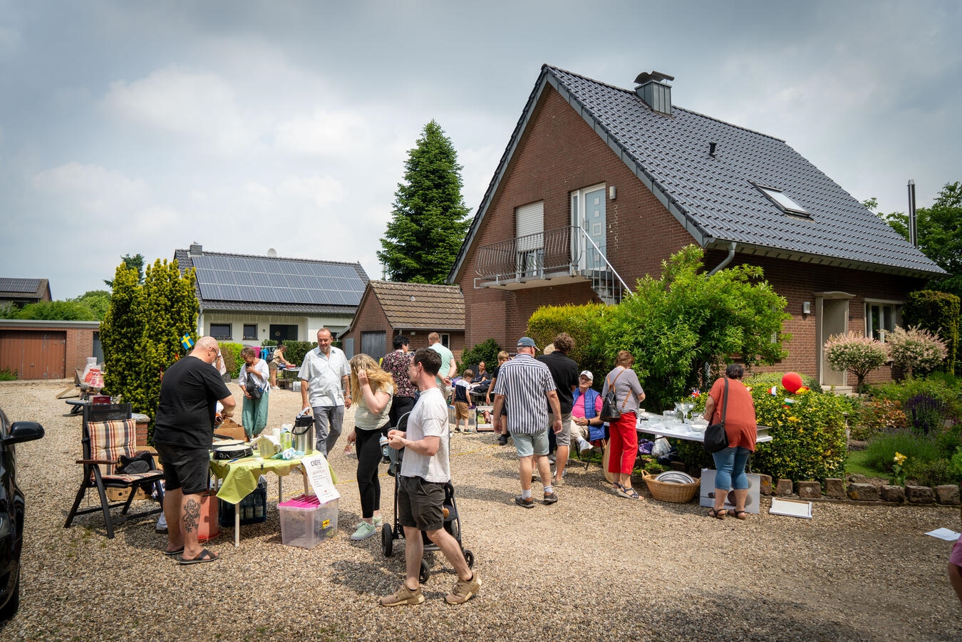 "Dorffest mit 66 Ständen, bunte Marktstände und Besucher, Foto von Gerhard Seybert"