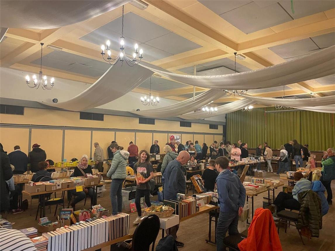 An mehr als 30 Tischen boten Privatpersonen unzählige Bücher, Spiele und Puzzles an. Foto: privat