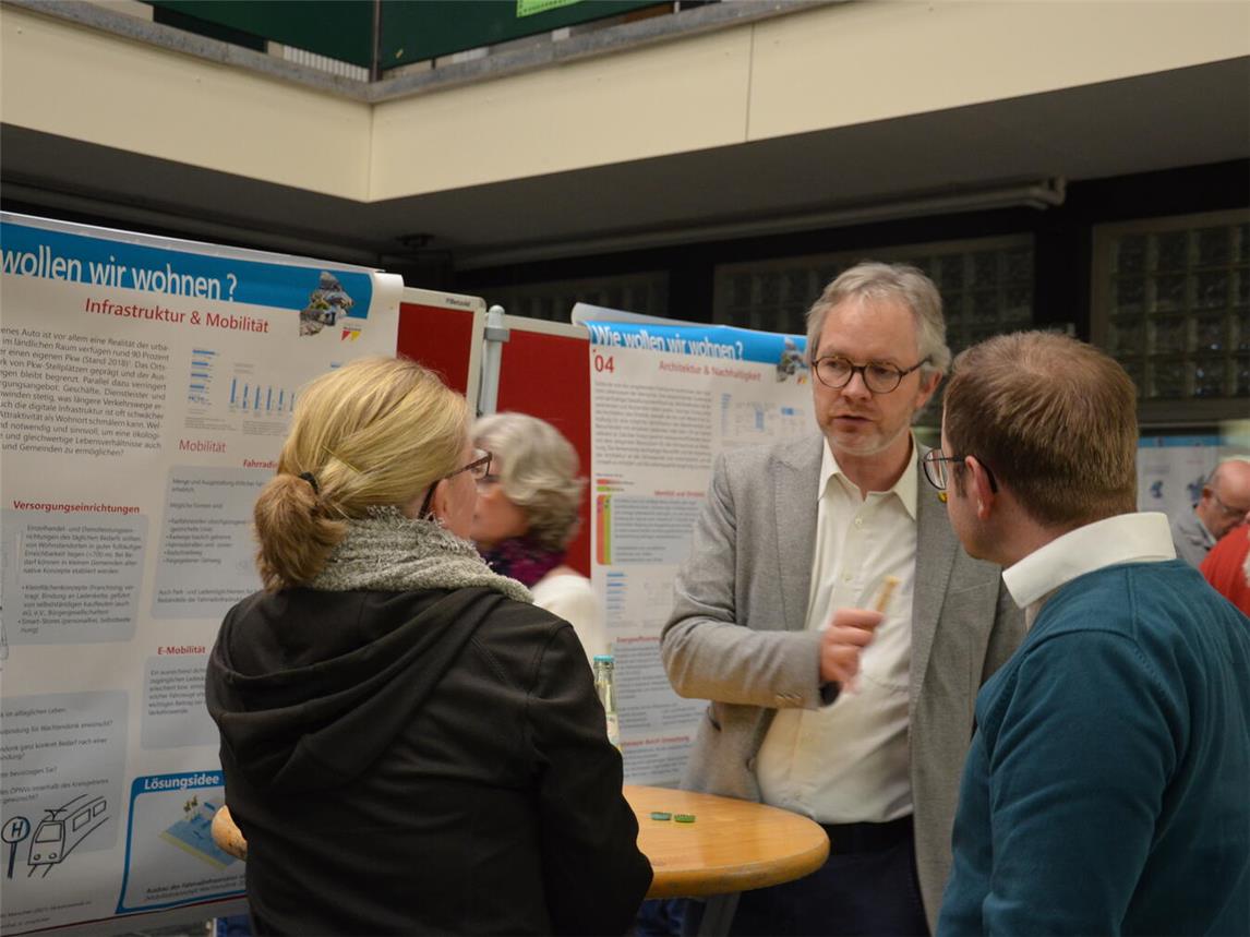 An mehreren Stationen kamen die Teilnehmenden miteinander ins Gespräch und brachten ihre Anregungen, Wünsche und Bedenken zur Gemeindeentwicklung vor.Foto: CIMA Beratung + Management GmbH