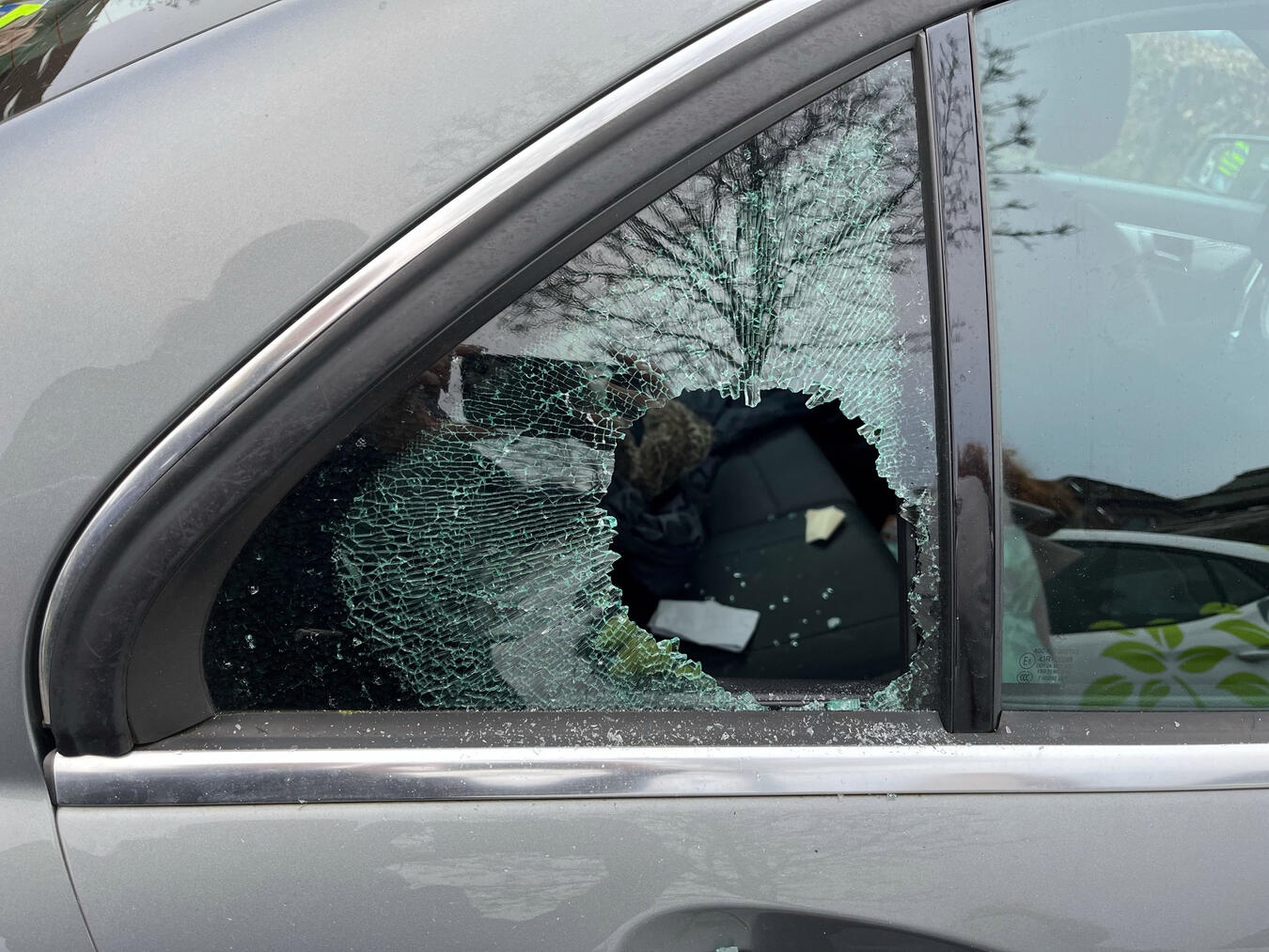 An sieben Fahrzeugen wurden die Scheiben eingeschlagen.Foto: KPB Kleve