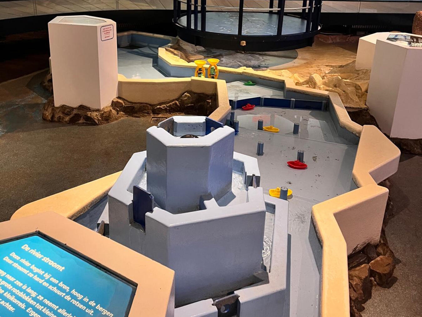 "Personen experimentieren an interaktiven Stationen einer Ausstellung, Technik und Kreativität erlebend"