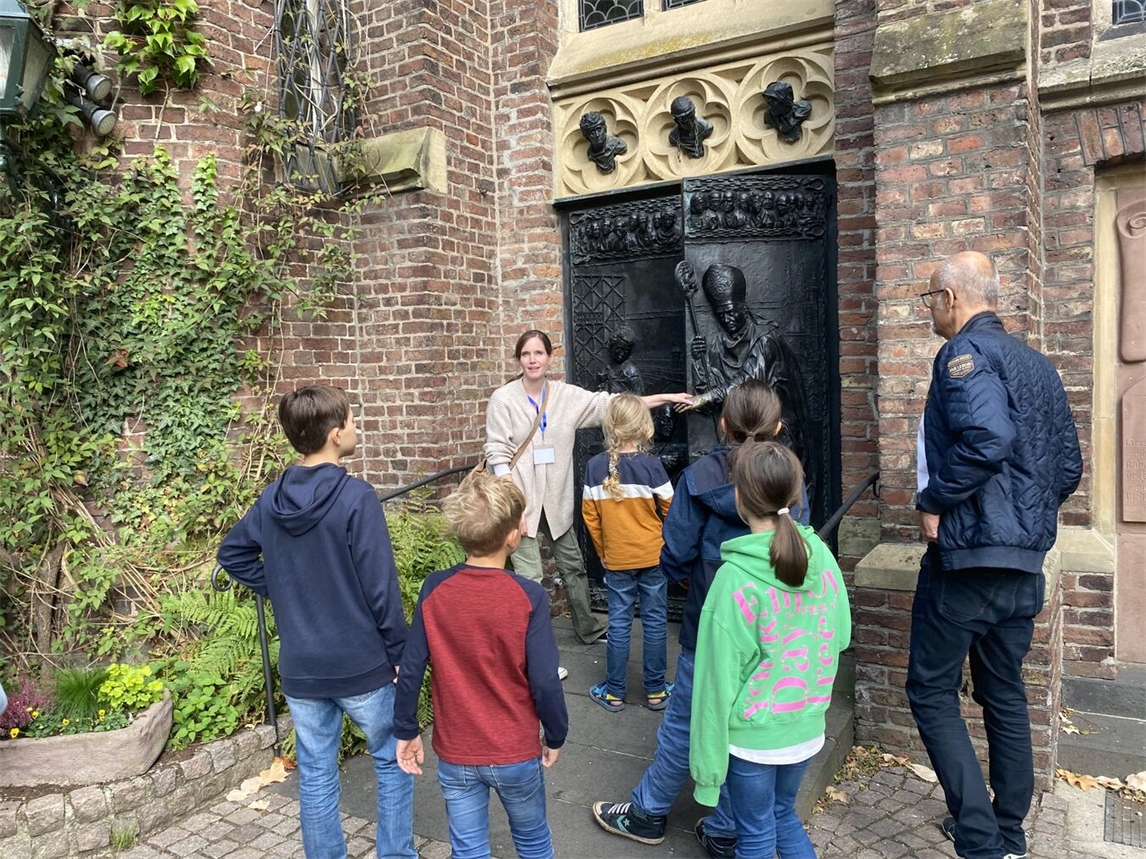 "Junge Entdecker erkunden historische Stationen in Kevelaer Innenstadt, Spuren der Kevelaerer Geschichte"