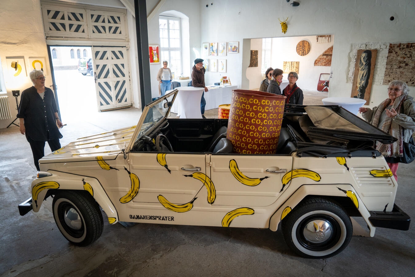 Thomas Baumgärtels Bananensprayer-Kunst im Schloss Wissen, Weeze. Foto: Kreis Kleve/Gerhard Seybert.