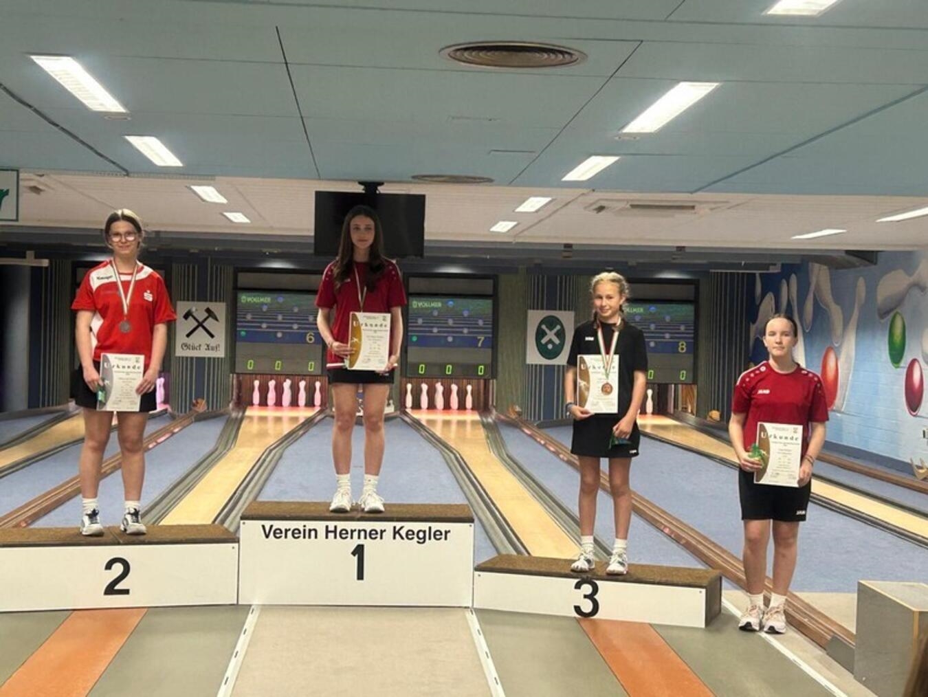 "Jugendliche beim Kegeln: Westdeutsche Meisterschaften Herne"