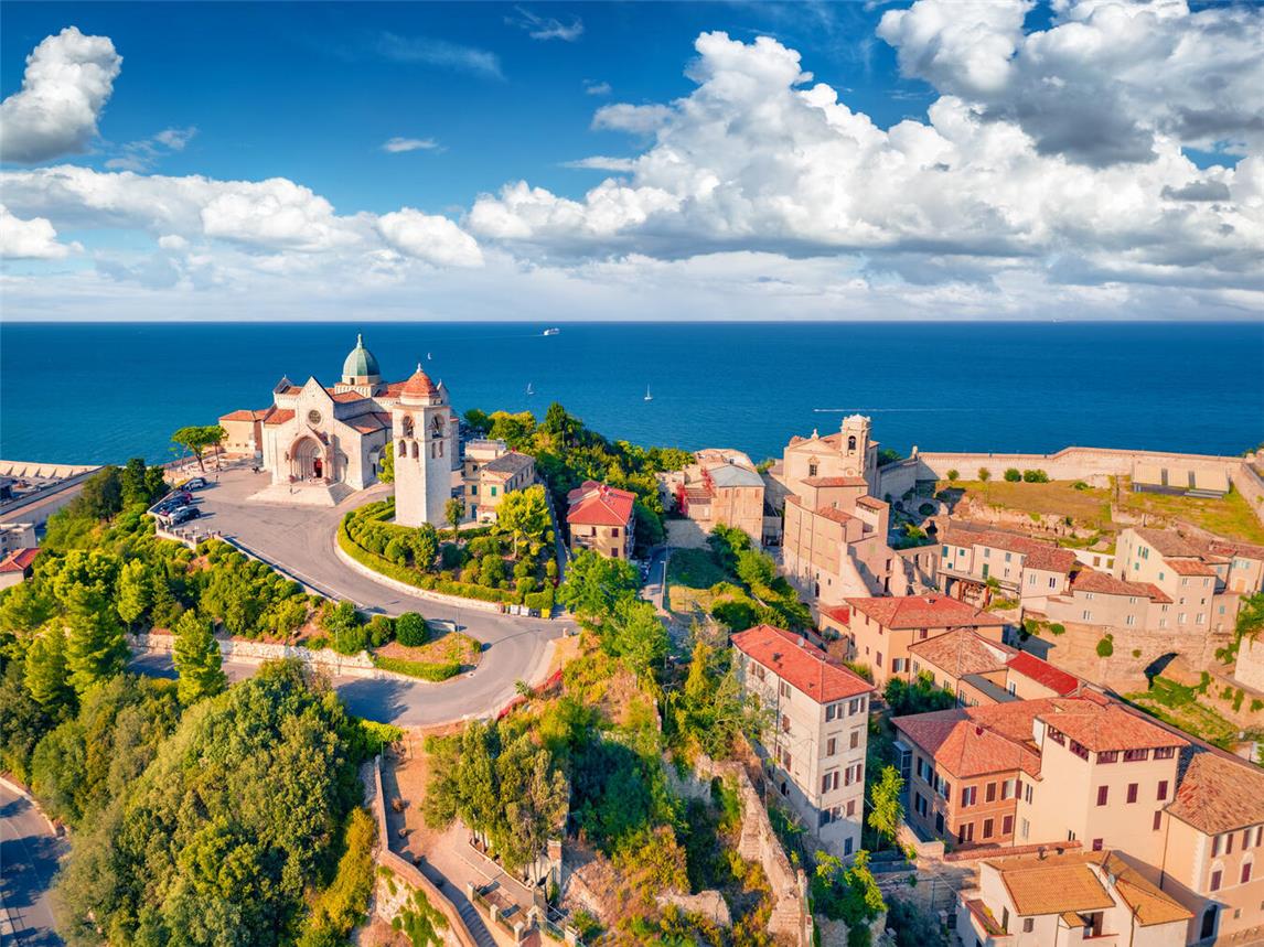Ancona ist bekannt für Strände und die auf einem Hügel gelegene Kathedrale von San Ciriaco. Foto: Andrew Mayovskyy