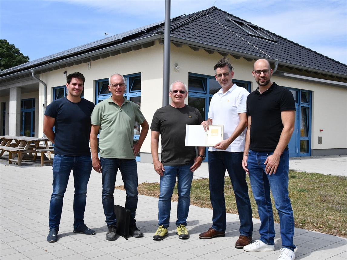 Andre Beaupoil, Bernd Prieske, Norbert Schlüß, Lucas Poschen und Gero Guntlisbergen (v.l.) freuen sich über die Auszeichnung. Foto: Torsten Matenaers