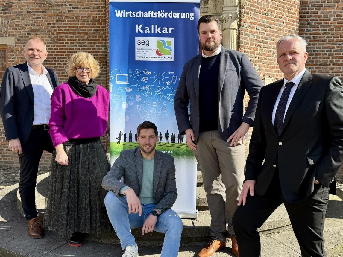 Andre Brüggemann (2.v.r) folgt auf Bruno Ketteler (l.) an der Spitze der Kalkarer Wirtschaftsförderung. Bürgermeisterin Britta Schulz, Martin Lindau und Wilhelm Wolters (v.l.) gehörten zum Gremium, das den Nachfolger auswählte. NN-Foto: SP