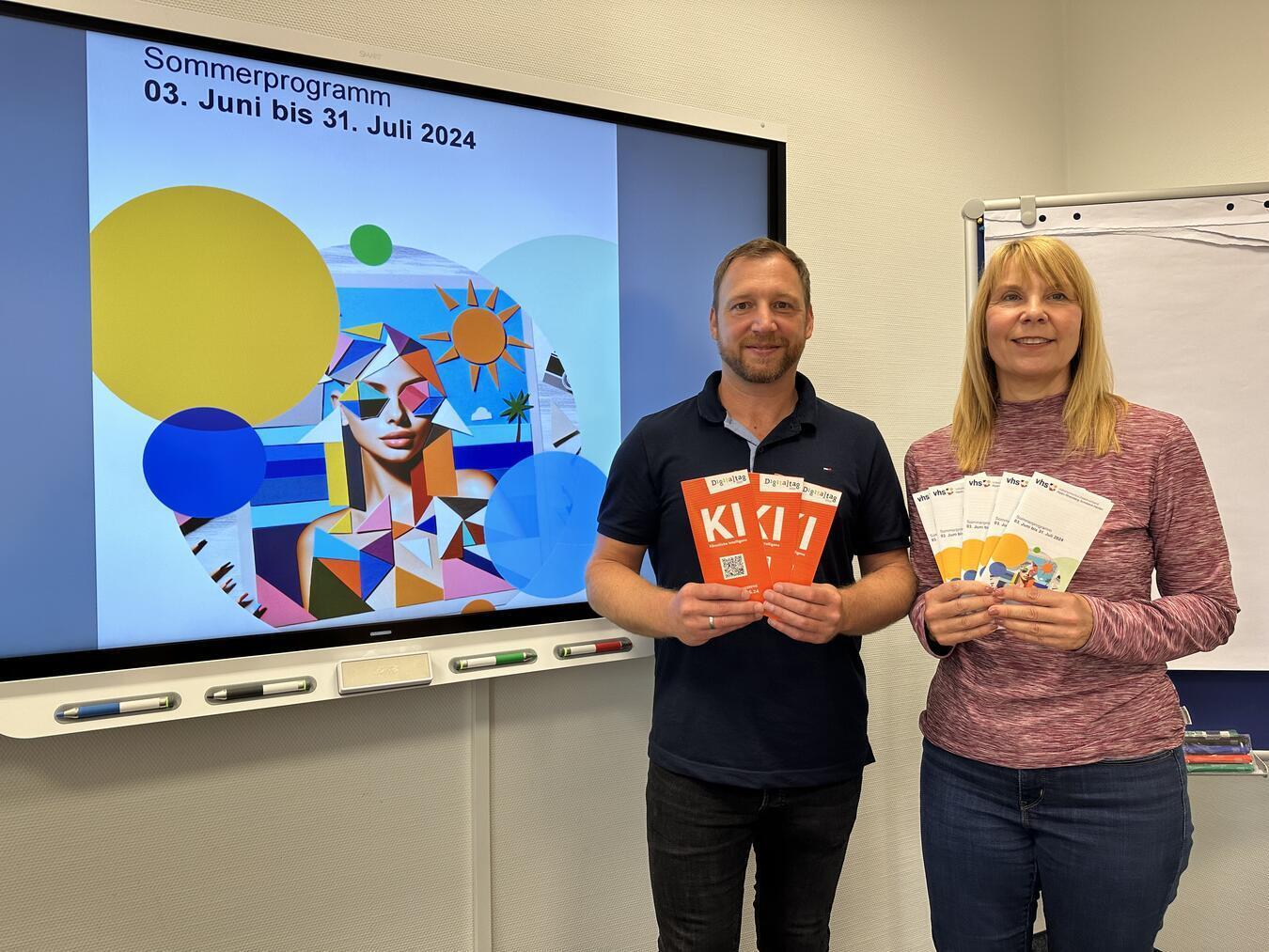 André Bücker und Nicole Bobek präsentieren das neue VHS-Sommerprogramm. NN-Foto: SP