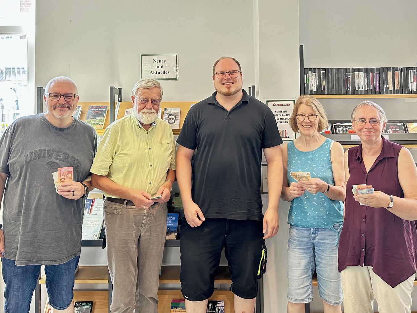 André Emmerichs, Geschäftsführer des Musik- und Literaturkreis Alpen e.?V. (MLK), Klaus Schäpers, 2. Vorsitzender des MLK, Timo Aldenhoff, die Bücherei-Mitarbeiterinnen Friedegart Radloff und Mechthild Heiming (v.l.), zugleich Beisitzerinnen im Vorstand des MLK. Foto: MLK