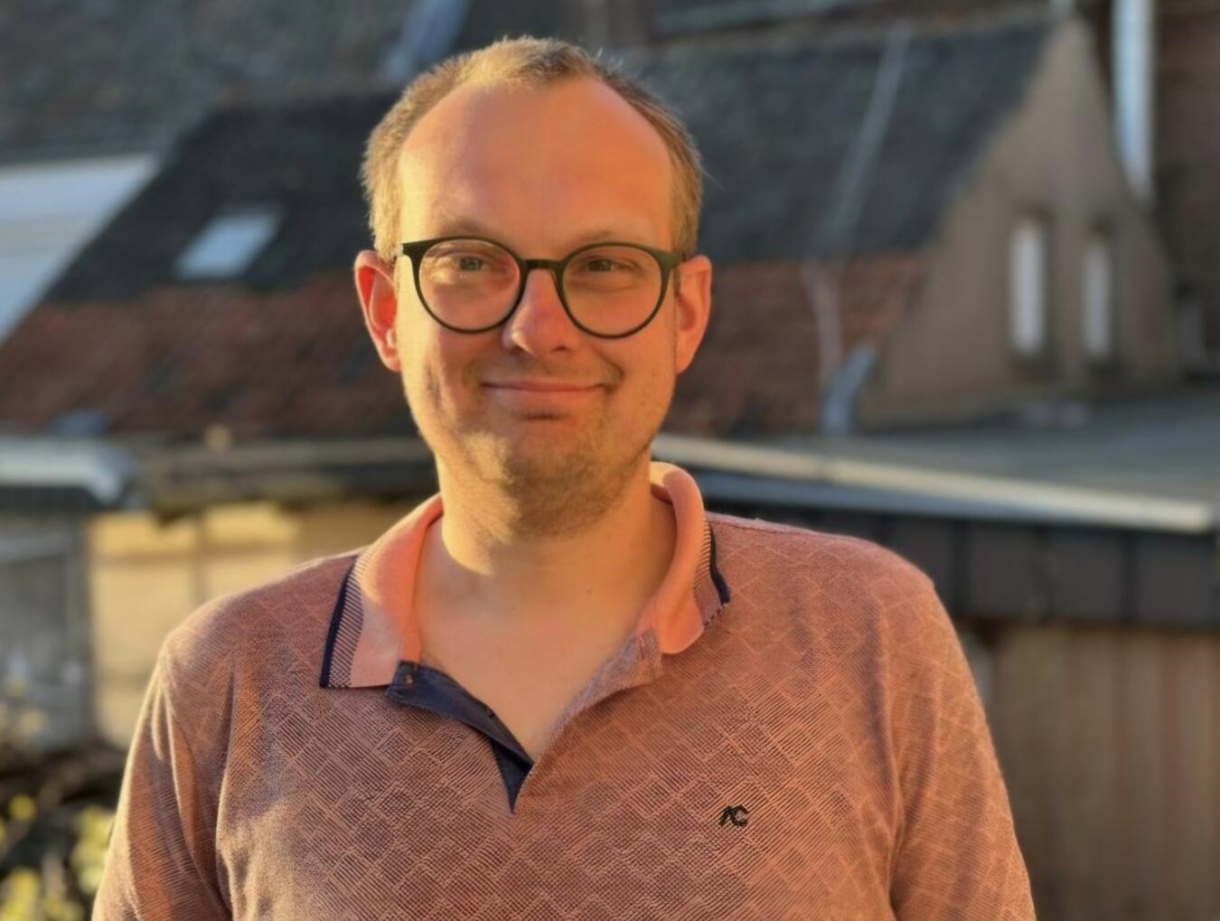SPD Elten fordert Überprüfung der Grenzkontrollen und Entlastung der Grenzregion "André Kuhn, stellvertretender Vorsitzender SPD-Ortsverein Elten, lächelnd bei einem Treffen im Freien"