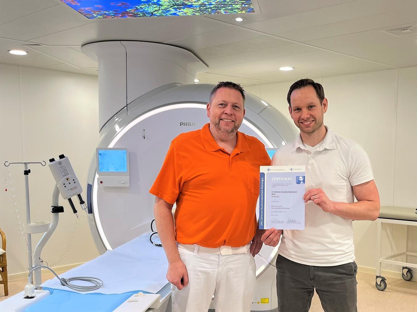 André M. Kremer (l.), Leiter des Instituts für Radiologie am St.-Clemens-Hospital sowie der Praxis für Radiologie des MVZ Gelderland, und Dr. med. Steven Bellm, Oberarzt vor Ort, freuen sich über die Zertifizierung als DRG-Zentrum für Muskuloskelettale Radiologie.Foto: St.-Clemens-Hospital