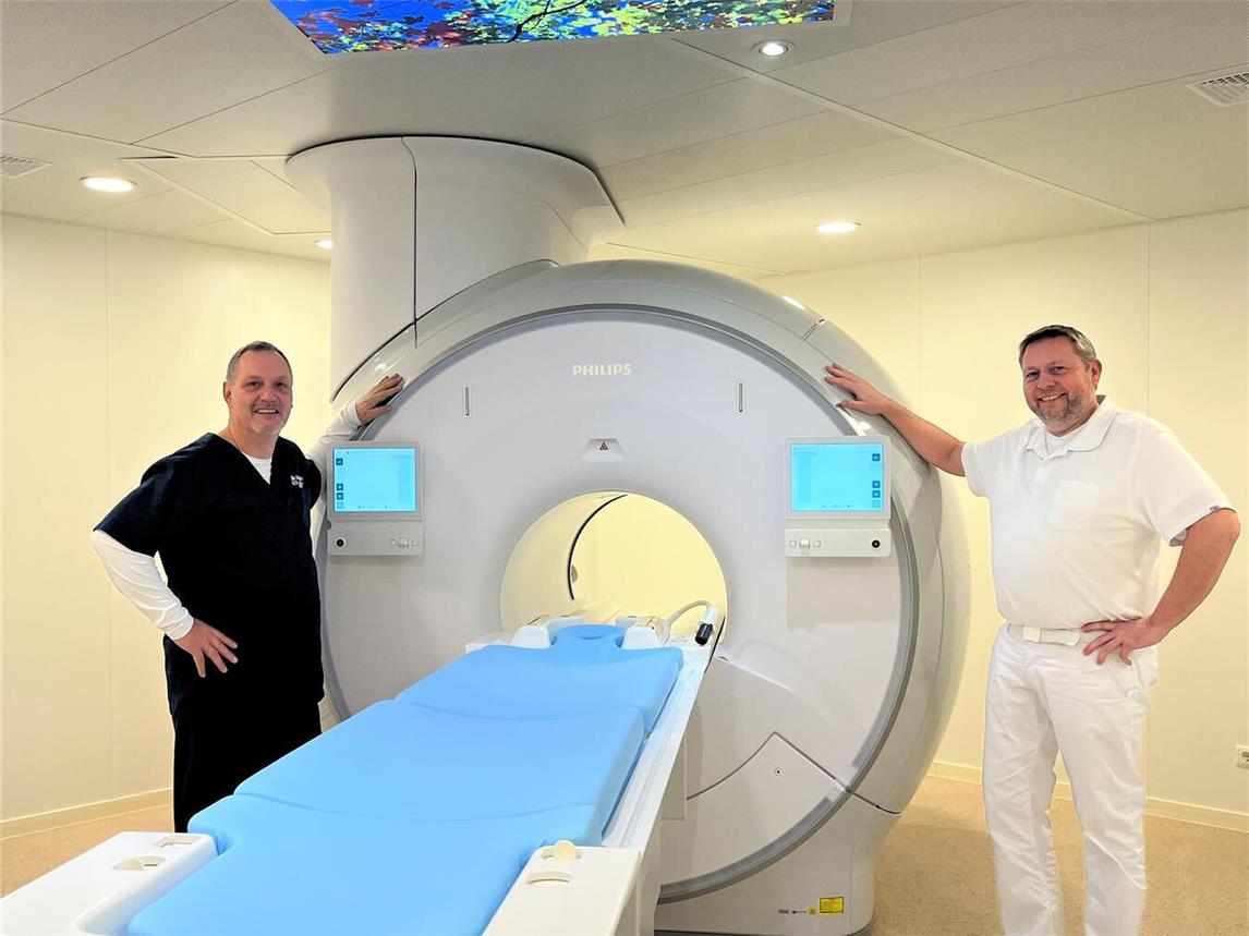 André M. Kremer (r.), Leiter des Instituts für Radiologie, und Mike Quernheim, neuer MTR-Leiter des Instituts auf dem Gesundheitscampus St.-Clemens, sind begeistert von der Technik und Leistungsfähigkeit des erneuerten MRT-Geräts.Foto: St.-Clemens-Hospital