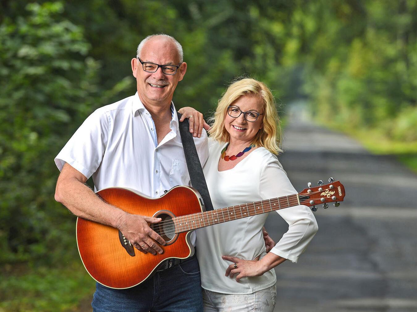 André und Astrid Philippi sind das Duo „HörBar“. Sie werden am 8. August für die Besucher auftreten. Foto: Markus van Offern)