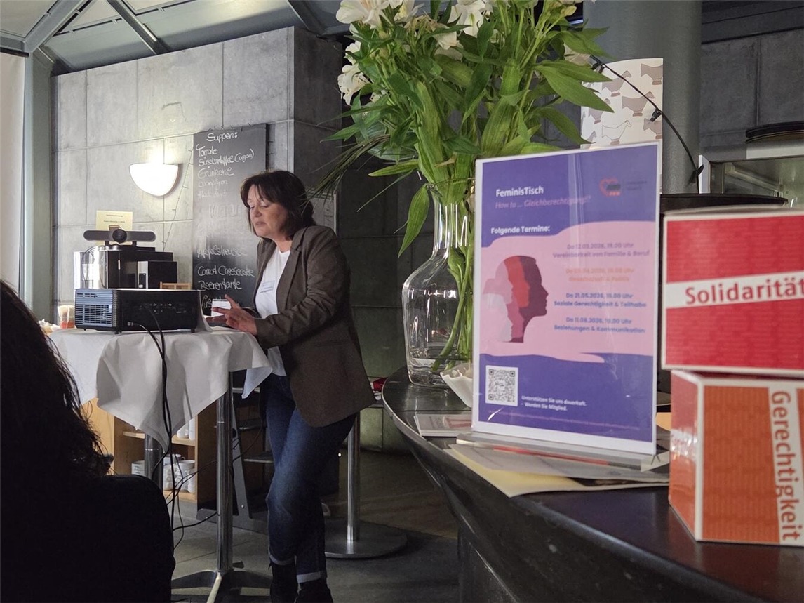 Andrea Hermans referierte beim zweiten FeminisTisch im Café Moritz. Foto: Awo Kreis Kleve