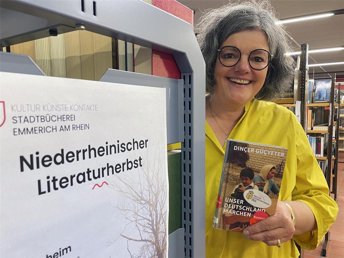 Andrea Joosten, Leiterin der Stadtbücherei Emmerich, freut sich über die weiterhin hohe Nachfrage nach Büchern und anderen Medien. Foto: Stadt Emmerich