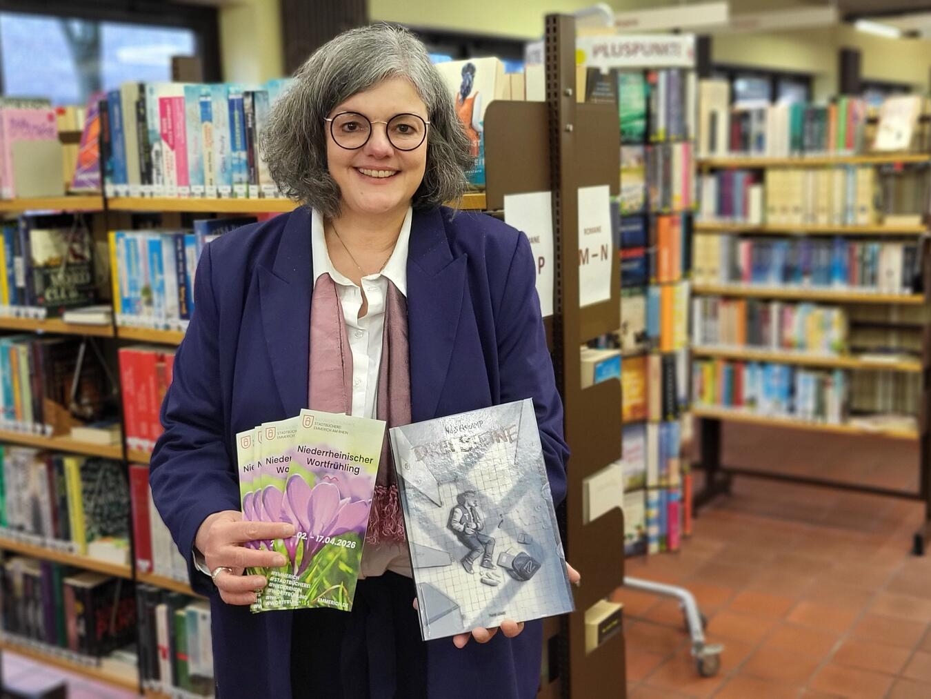 Andrea Joosten, Leiterin der Stadtbücherei Emmerich, stellt die neue literarische Veranstaltungsreihe „Niederrheinischer Wortfrühling“ vor. NN-Foto: MB