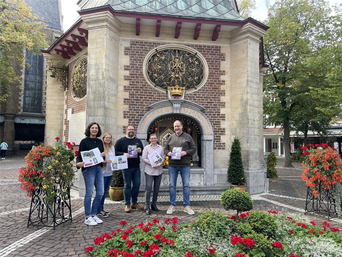 Andrea Kirk (Stadt Kevelaer), Eva Hundertmarck (Stadt Kevelaer), Dr. Bastian Rütten (Wallfahrt Kevelaer), Veronika Kaenders (Niederrheinisches Museum) und Dr. Rainer Killich (Wallfahrt Kevelaer, v.l.) freuen sich über die Jubiläums-Ausgabe des Kevelaer Magazins.Foto: Wallfahrtsstadt Kevelaer