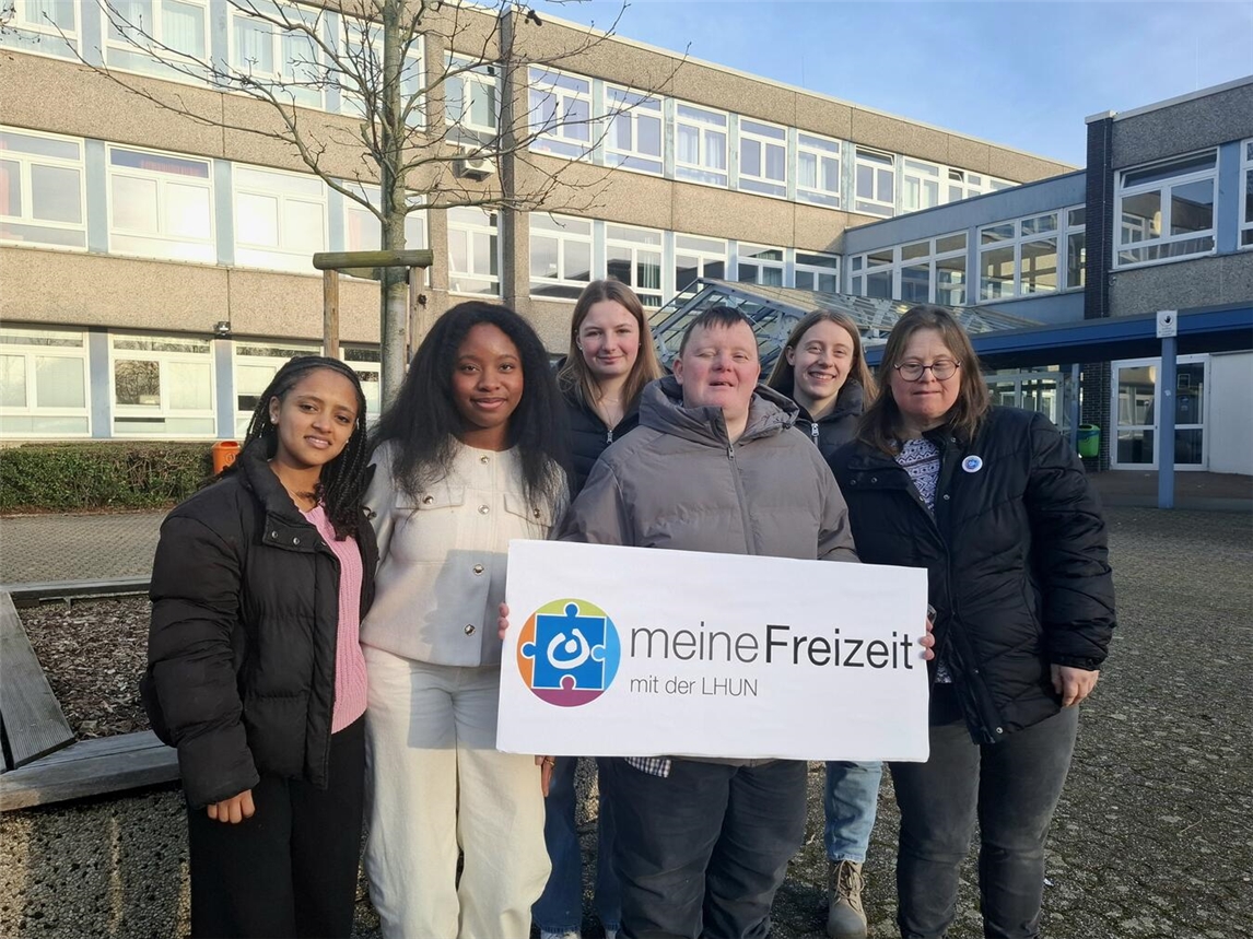 Andrea (r.) und Tobias von „meine Freizeit“ mit den Schülerinnen (v.l.) Selam Embaye, Nadege Lawson, Anna-Lena Wegner und Mira Hochgreef. Foto: Lebenshilfe