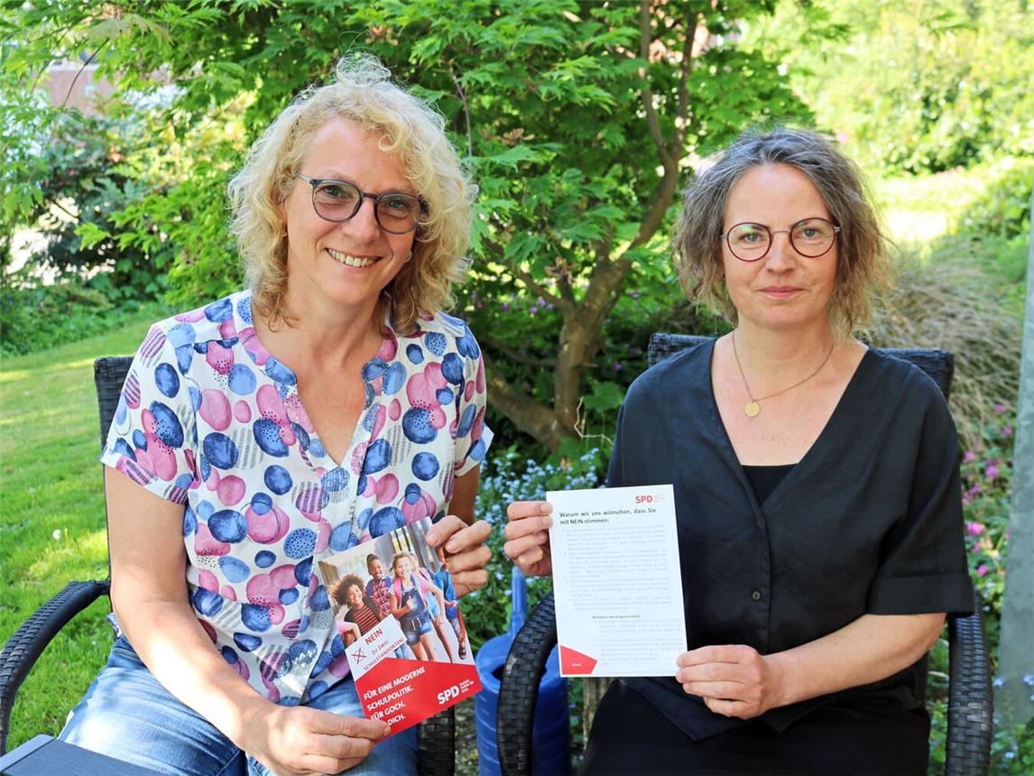 Andrea Steinmeier (l.), Vorsitzende des SPD-Ortsvereins Pfalzdorf, und Jutta Seven (r.) Fraktionsvorsitzende der SPD Goch, legen die Argumente der Sozialdemokraten für einen Schulstandort dar. NN-Foto: CDS
