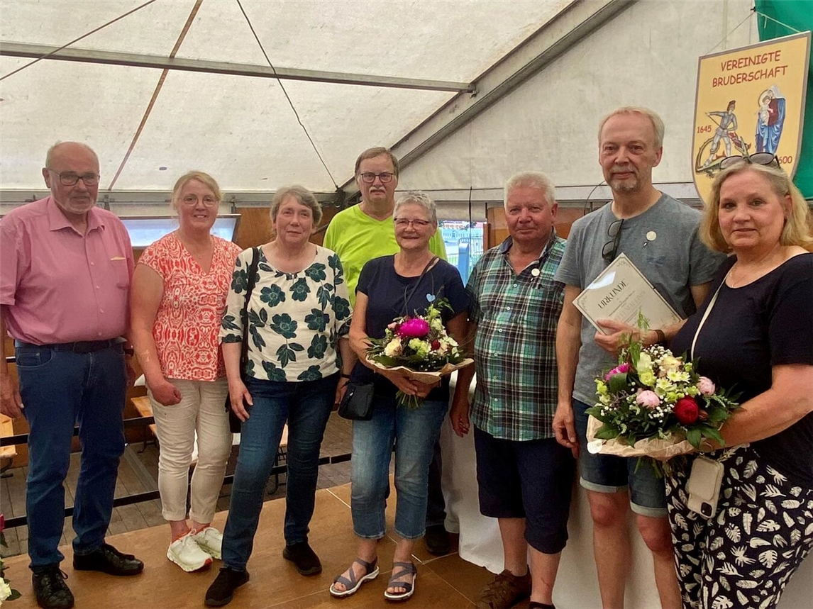 Andrea und Dirk Aldenpaß, Norbert und Helga Kröll, Werner Paeßens (Vereinsgemeinschaft), Margret Waerder (Volksbank), Andrea Dahmen, Georg Dahlhaus (Laudator – v.r.) Foto: Privat