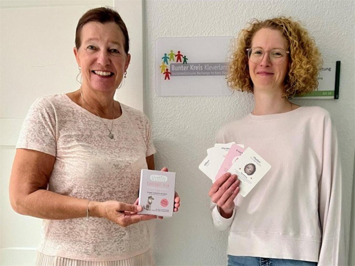 "Andrea van Tits und Sarah Nauta präsentieren Kinderarzt-to-go-Kartensets vom Bunten Kreis Kleverland"