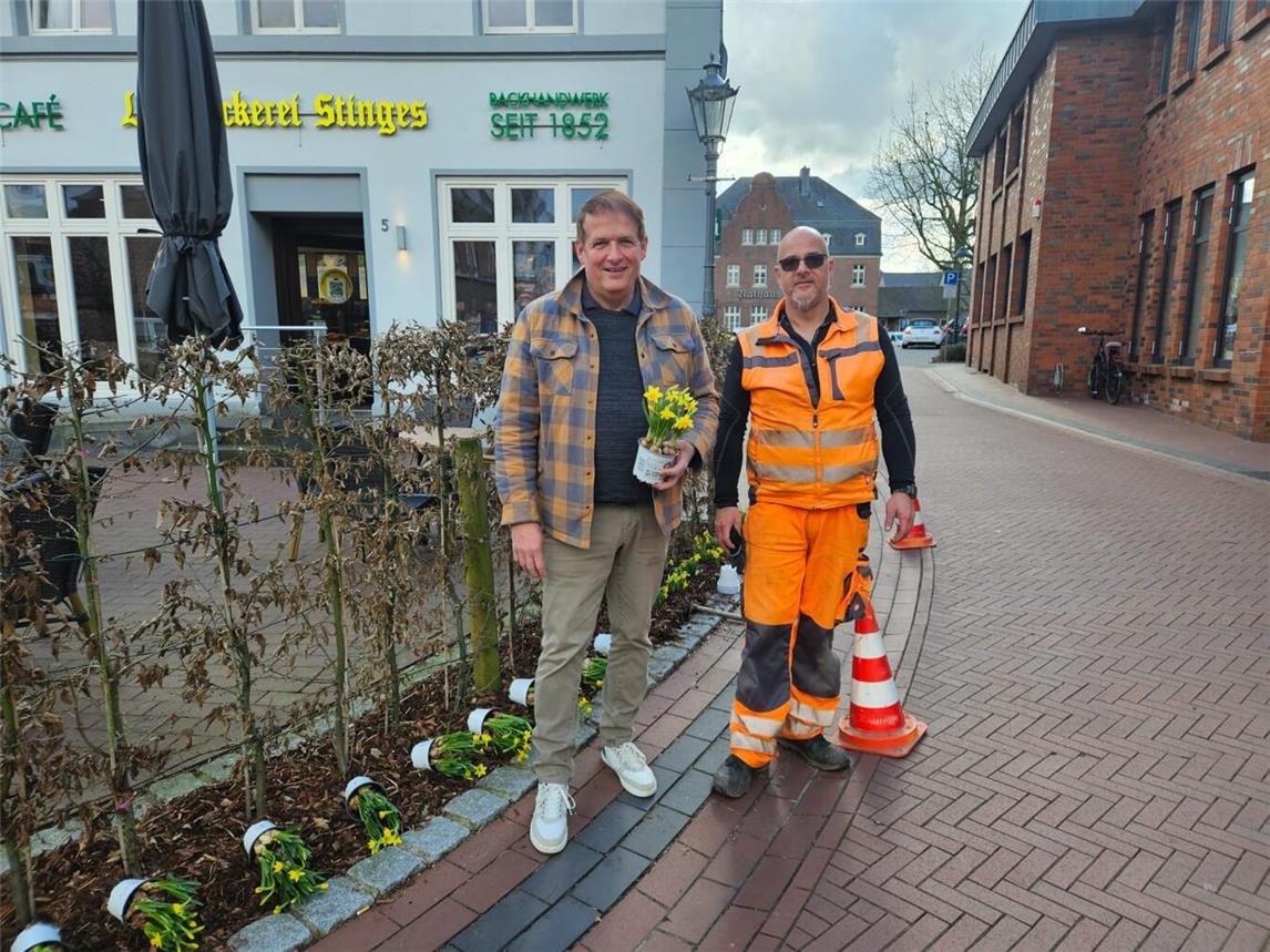 Andreas Bigge spendete der Gemeinde Kerken die Frühlingsblüher, die von den Mitarbeitern des Bauhofs eingepflanzt wurden. Foto: Gemeinde Kerken