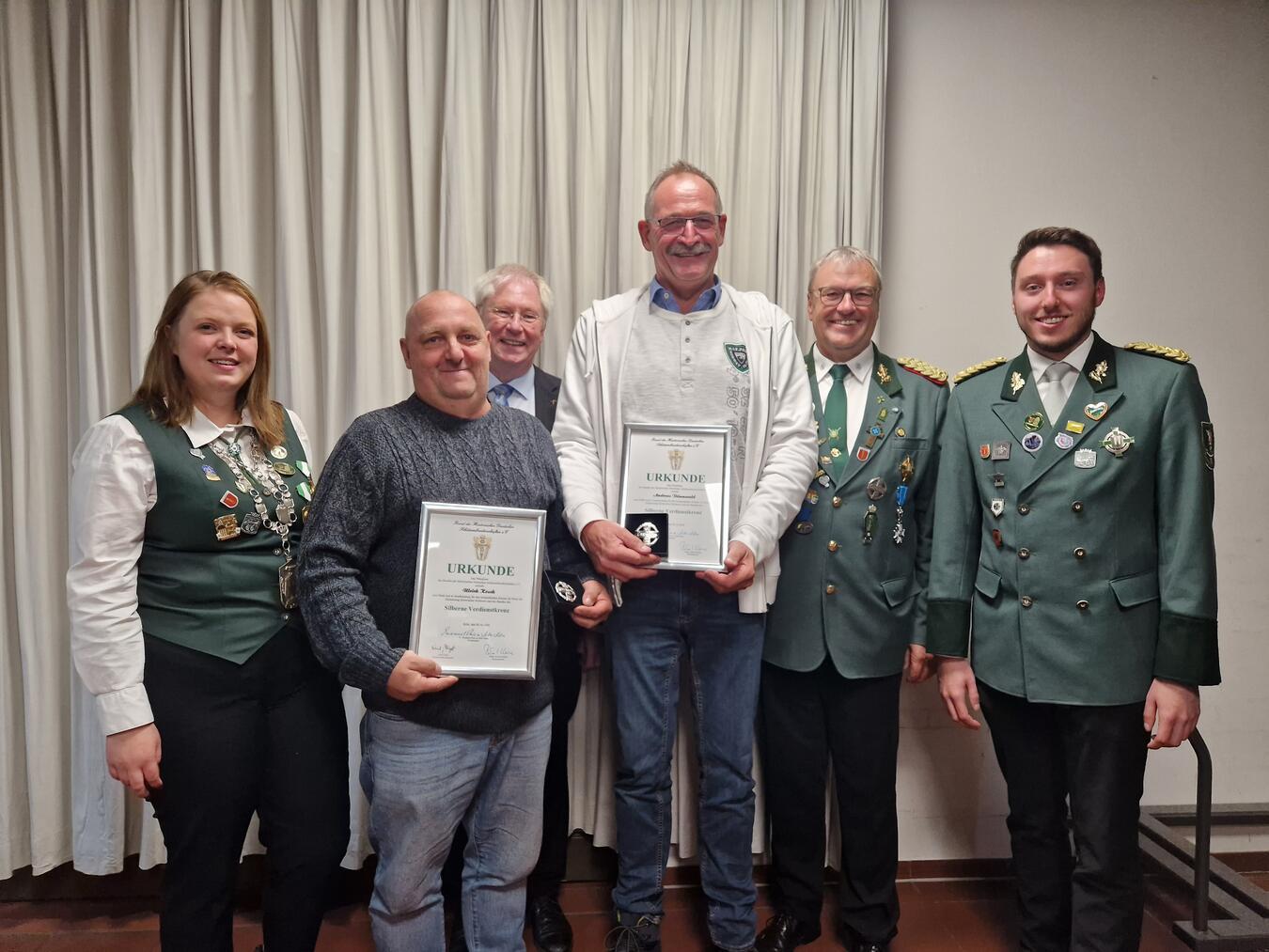 Andreas Dünnwald und Ulli Kosch bekamen das silberne Verdienstkreuz überreicht.