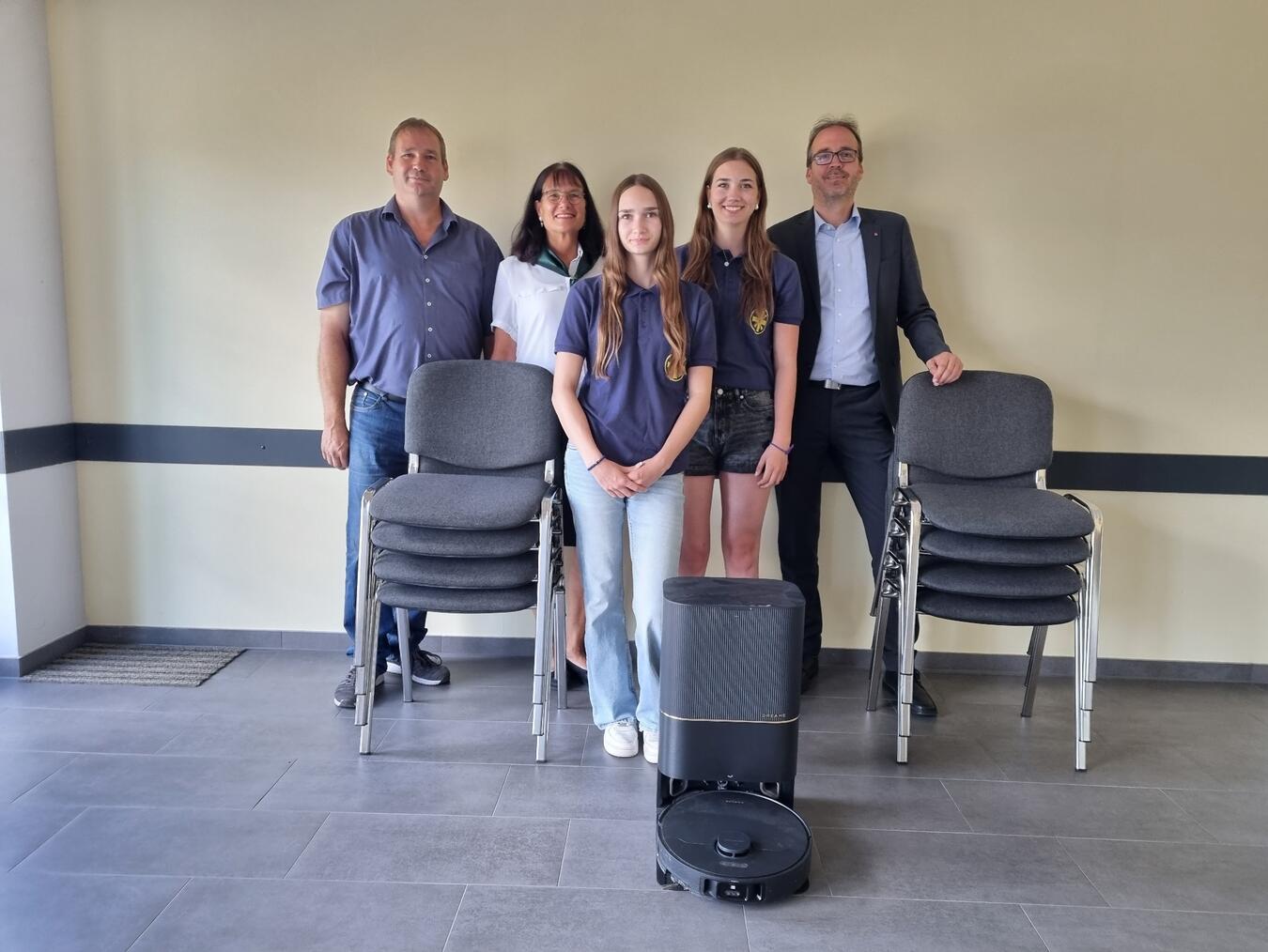 Andreas Gansen, Leiter des Finanz-Centers in Geldern, überzeugte sich persönlich von den sinnvollen Anschaffungen. Stellvertretend für die Bruderschaft freuen sich Walter Kempkens (Brudermeister), Veronika Clanzett-Kempkens (Schriftführerin), Lina Kempkens und Nele Kempkens über die Spende. Foto: privat